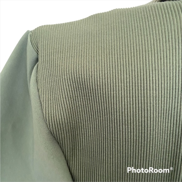 Infinity Scrub Top with Round Neck and Front Pocket in Pocket Style Size M - Picture 7 of 12